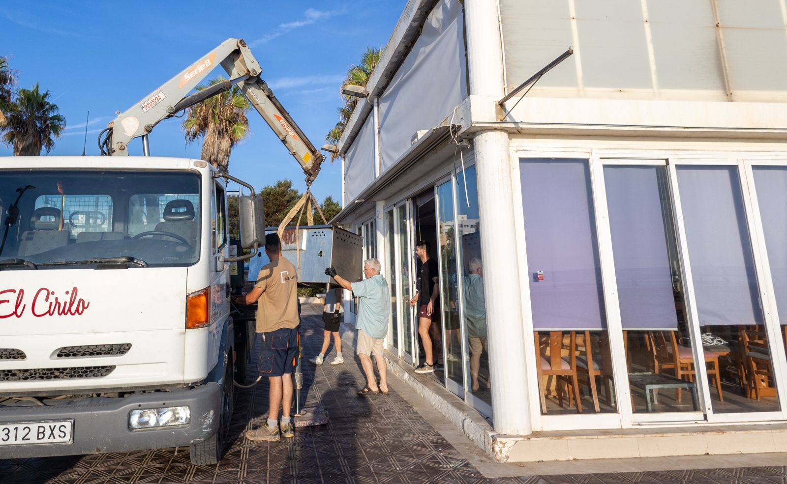 Los chiringuitos de la Malvarrosa se preparan para el derribo