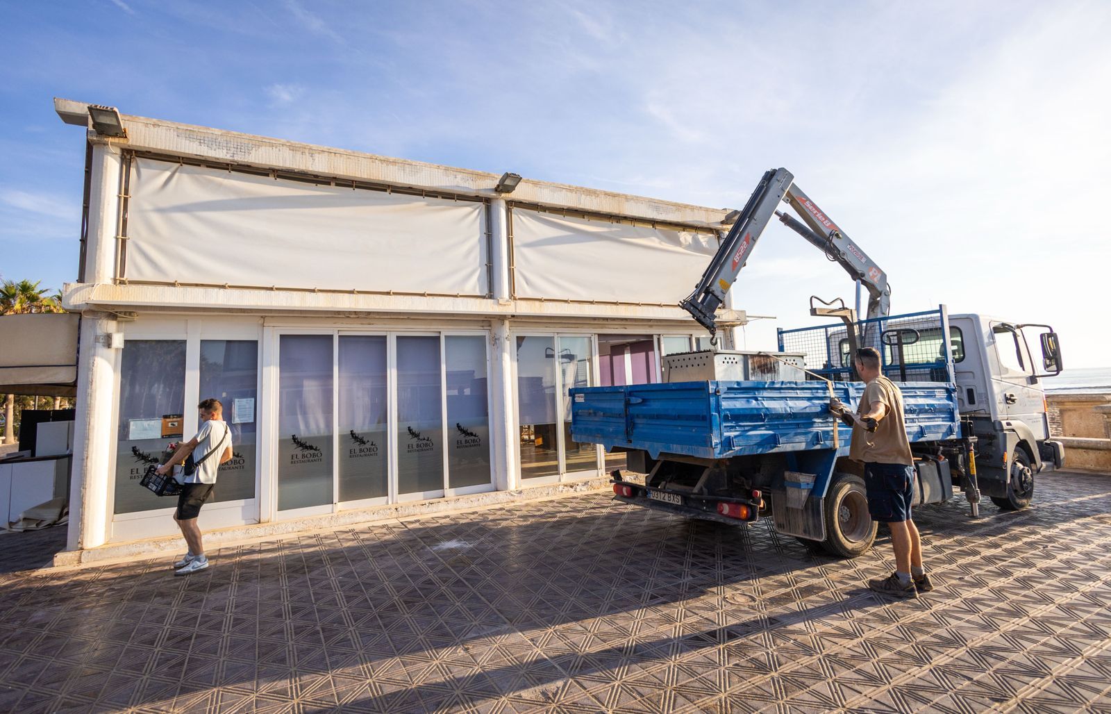 Los chiringuitos de la Malvarrosa se preparan para el derribo