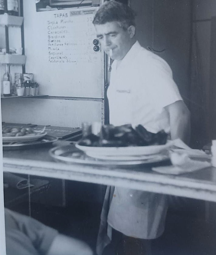 Imagen secundaria 2 - Local de El Bobo cuando estaba el merendero en la arena, saga familiar y foto antigua.