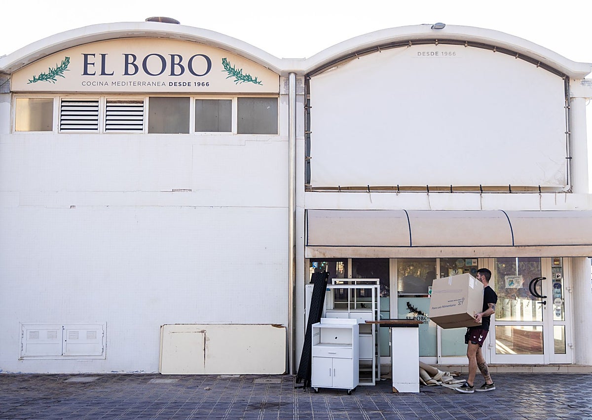 Imagen secundaria 1 - Retirada de enseres para preparar el derrivo de El Bobo.