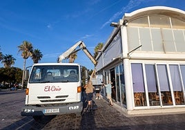 Retirada de la cocina del restaurante El Bobo del paseo marítimo de la Malvarrosa.