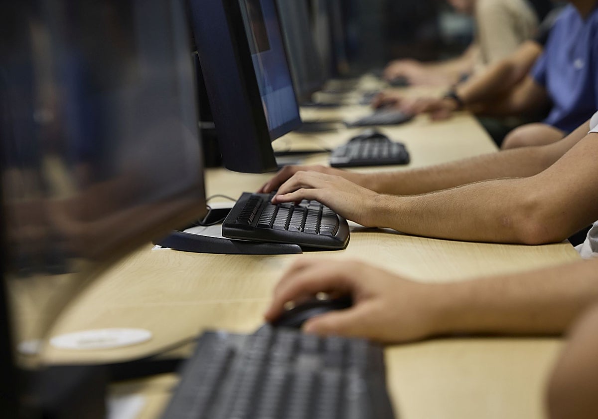 Alumnos de un ciclo formativo de la familia de Informática, en una imagen de archivo.