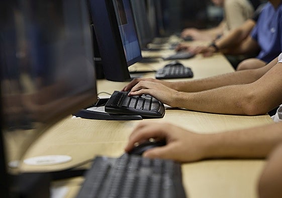 Alumnos de un ciclo formativo de la familia de Informática, en una imagen de archivo.