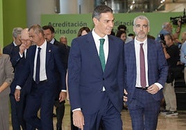 Pedro Sánchez junto a Mauricio Lucena, presidente de Aena, durante la presentación del plan de inversiones.