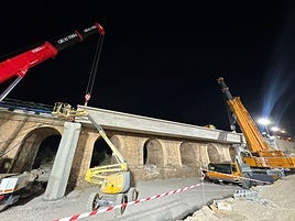 Instalación de las vigas durante la noche.