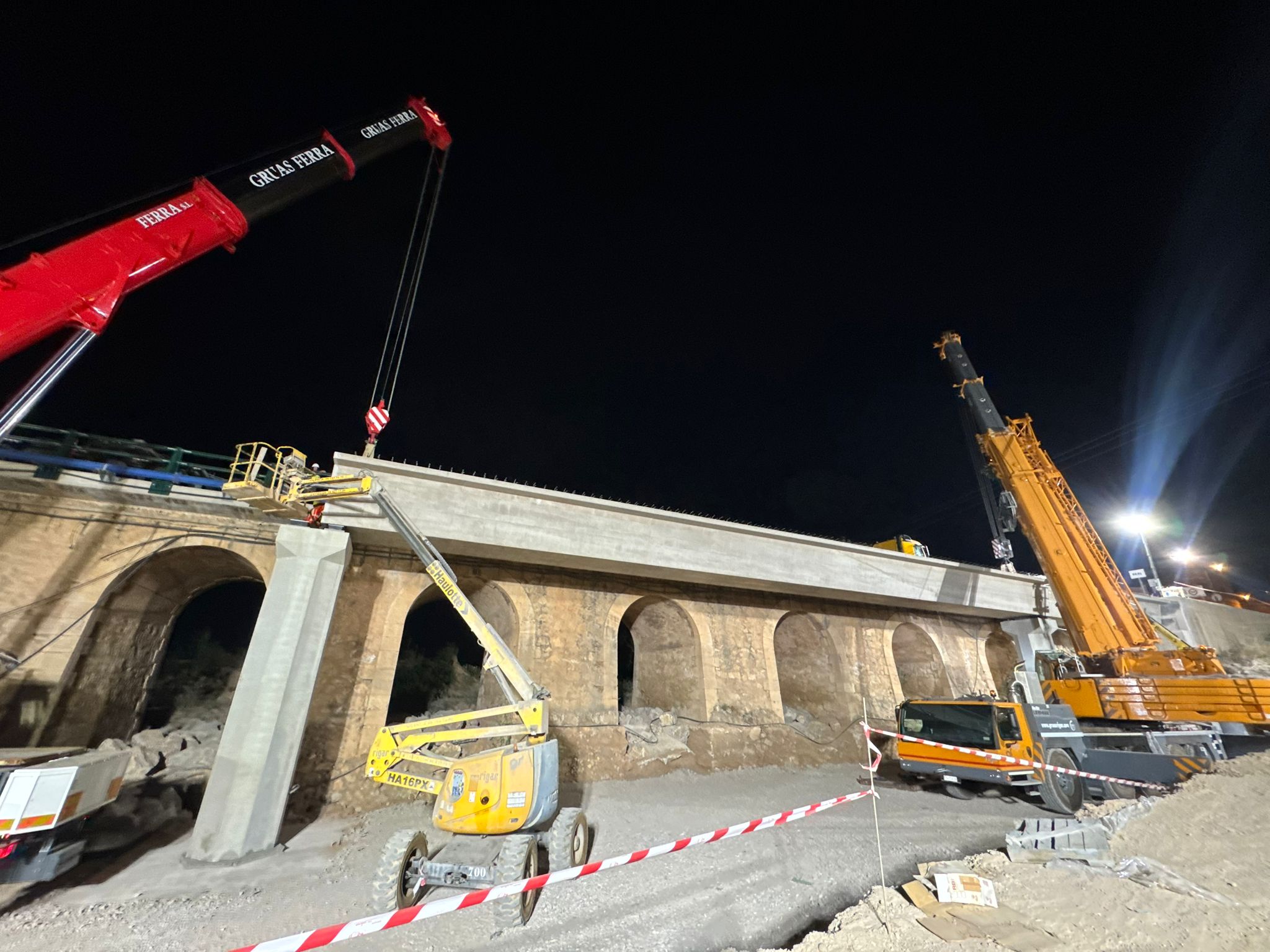 Instalación de las vigas durante la noche.