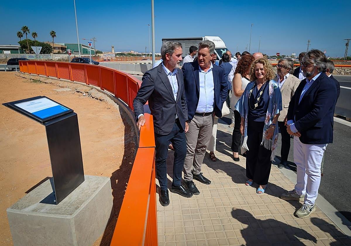 Placa colocada en el puente de la Comunidad de Madrid, este jueves.