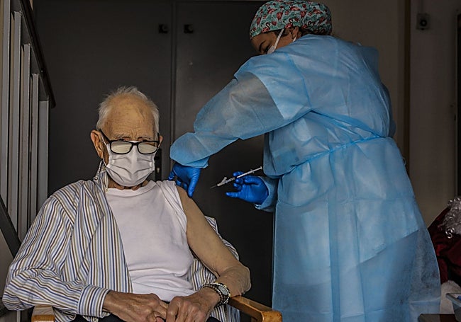 Batiste Martí, recibe su «pinchacito» de la vacuna contra el Covid, el 27 de diciembre de 2020, en Rafelbunyol.