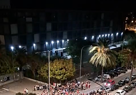 Cientos de estudiantes, en la calle Serpis este jueves de madrugada.