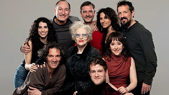 Elenco artístico de 'La barraca', que dirige Magui Mira en el teatro Olympia.