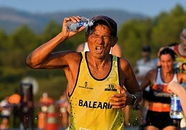 Un corredor se refresca durante el último Gran Fondo de Siete Aguas.