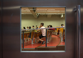 Un aula universitaria de Barcelona visto a través de un ventanal.