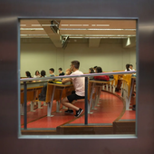 Un aula universitaria de Barcelona visto a través de un ventanal.