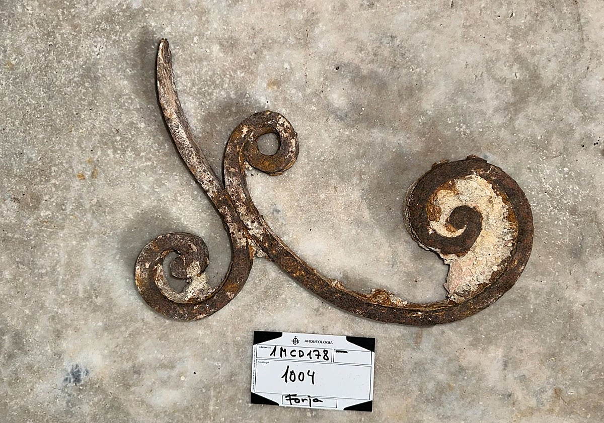 Imagen principal - Resto de reja, suelo Nolla y bancada de mármol grafiada.