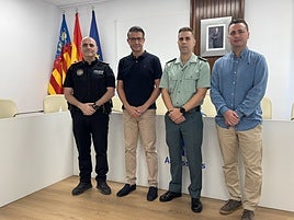 El nuevo teniente de Almussafes junto al jefe de la Policía Local, el alcalde y el edil de Seguridad.