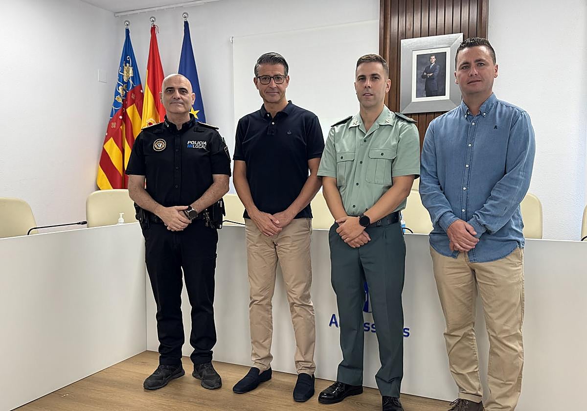 El nuevo teniente de Almussafes junto al jefe de la Policía Local, el alcalde y el edil de Seguridad.
