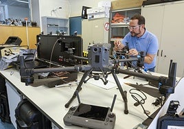 Israel Quintanilla, en una sala de drones de la Universitat Politècnica de València.