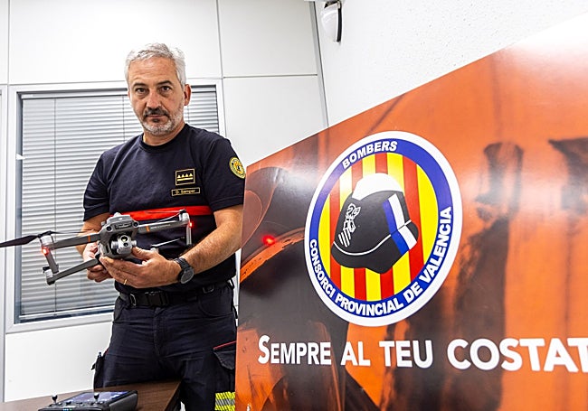 Dani Samper, con un dron del Consorcio de Bomberos de Valencia.
