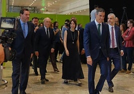 El presidente del Gobierno, Pedro Sánchez, con los ministros Puente y Morant, y el resto de la comitiva, a su llegada al aeropuerto de Alicante-Elche.