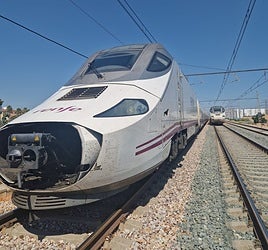 Tren Intercity Barcelona-Cádiz que se ha averiado en la estación de Alfafar.