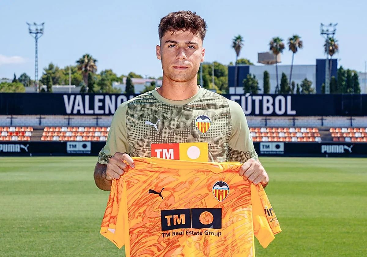 Vicent Abril posa con la camiseta del Valencia.