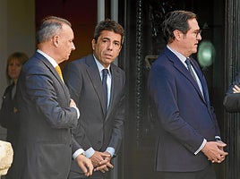 Salvador Navarro y Carlos Mazón, en la puerta de la sede de la CEV.