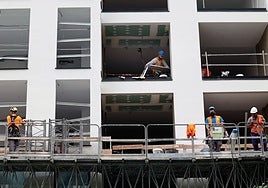 Obreros durante una construcción en una imagen de archivo.