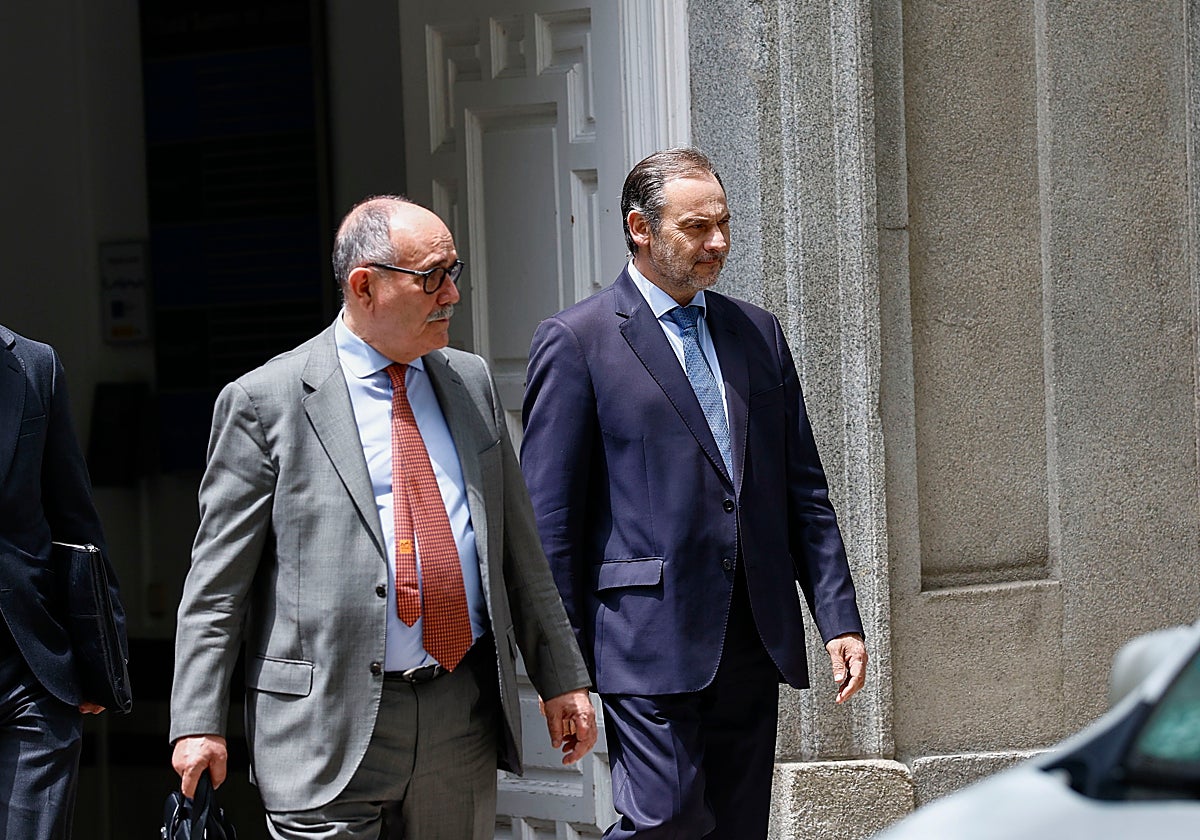 El exministro de Transportes José Luis Ábalos, a su salida del Tribunal Supremo en Madrid.