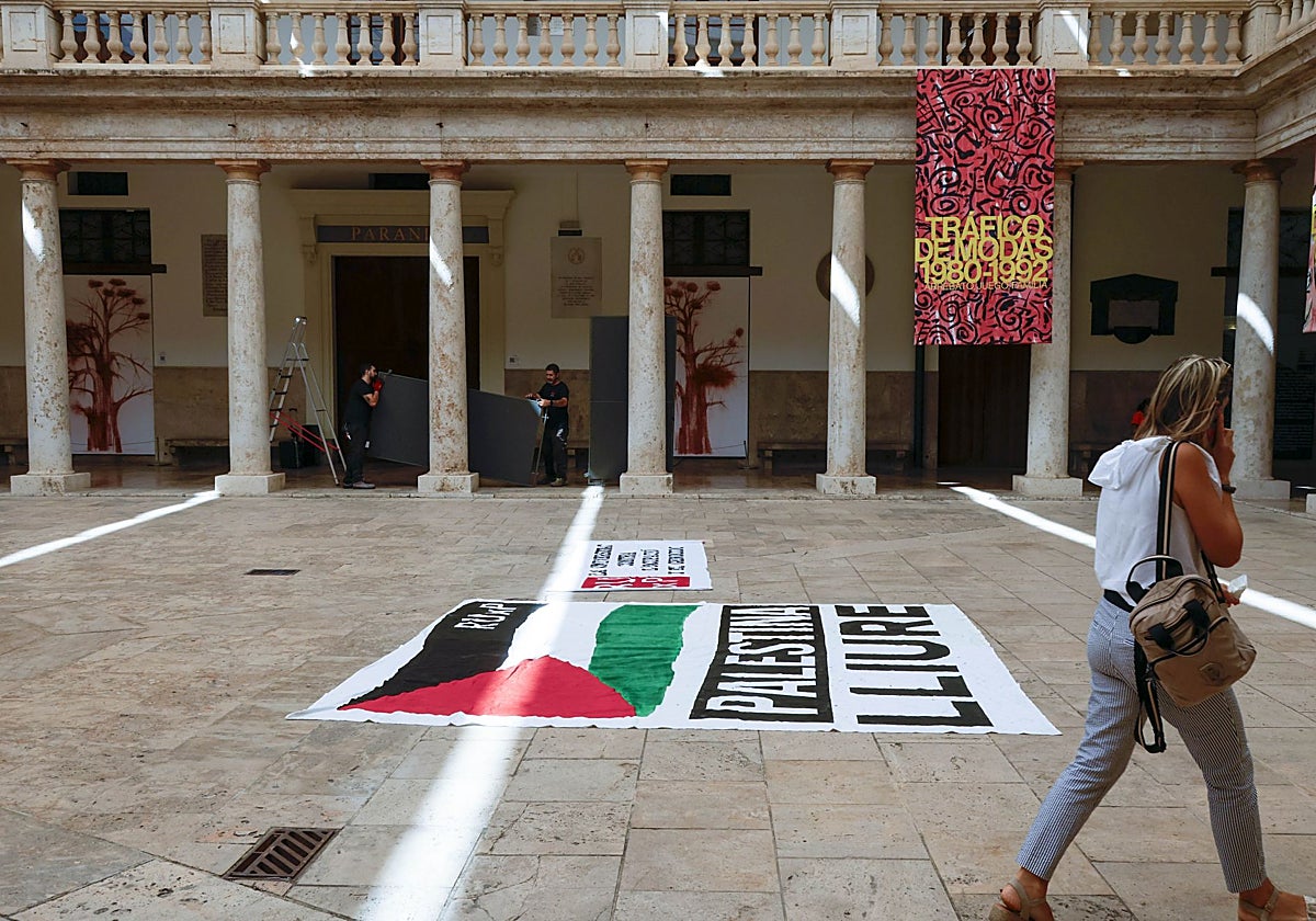 Pancartas en el edificio La Nau de la Universitat, en la que se organizó un encierro la pasada semana.
