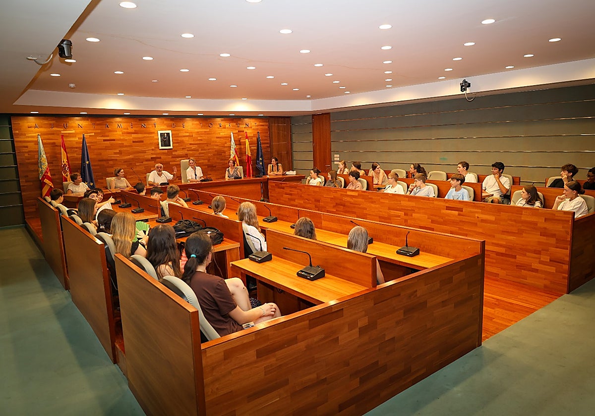 Alumnado en el pleno de Torrent.