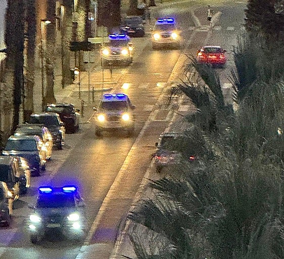 Despliegue de agentes por una calle de Turís.