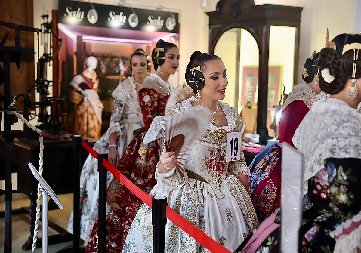 Imagen principal - Las aspirantes en si visita al Museo y Colegio del Arte Mayor de la Seda