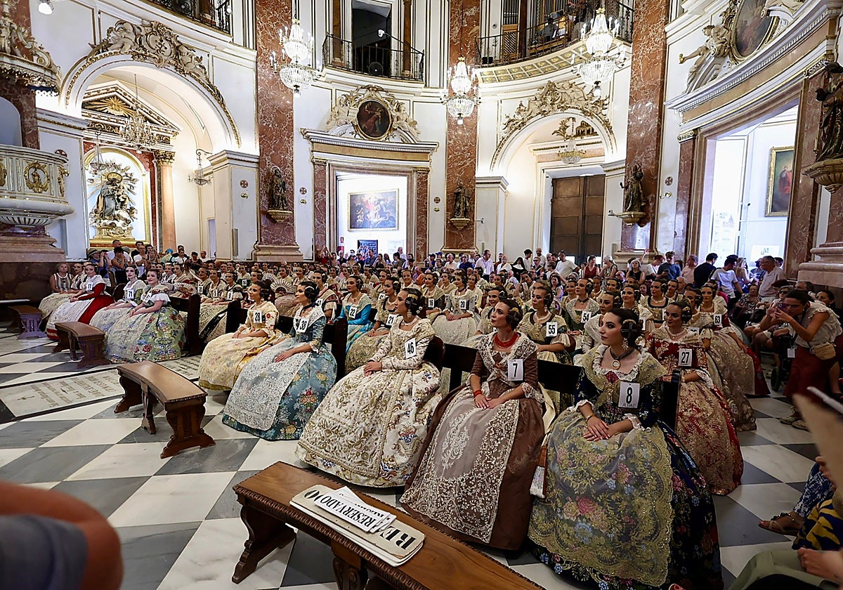 Las aspirantes admirando a la virgen en la Basílica de Valencia