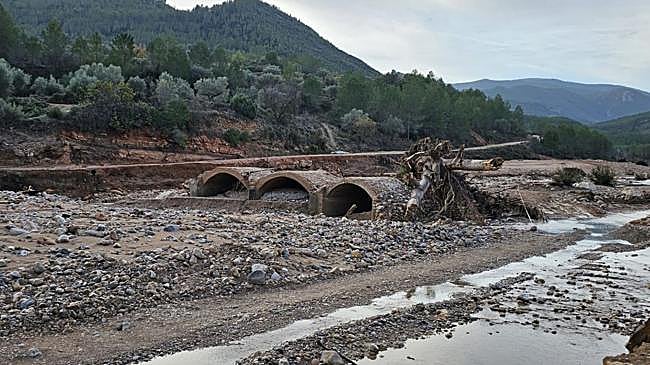 Imagen antes - Estado de cómo quedó el puente y su restauración.