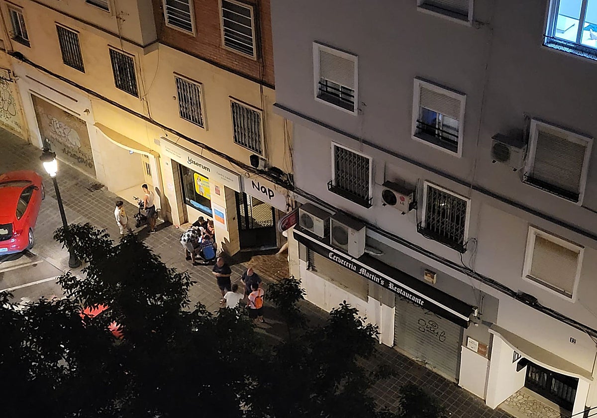 Grupos congregados a las puertas del hostal clandestino.