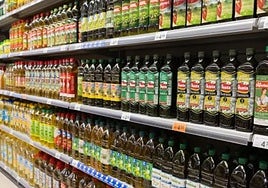 Botellas de aceite en un supermercado.