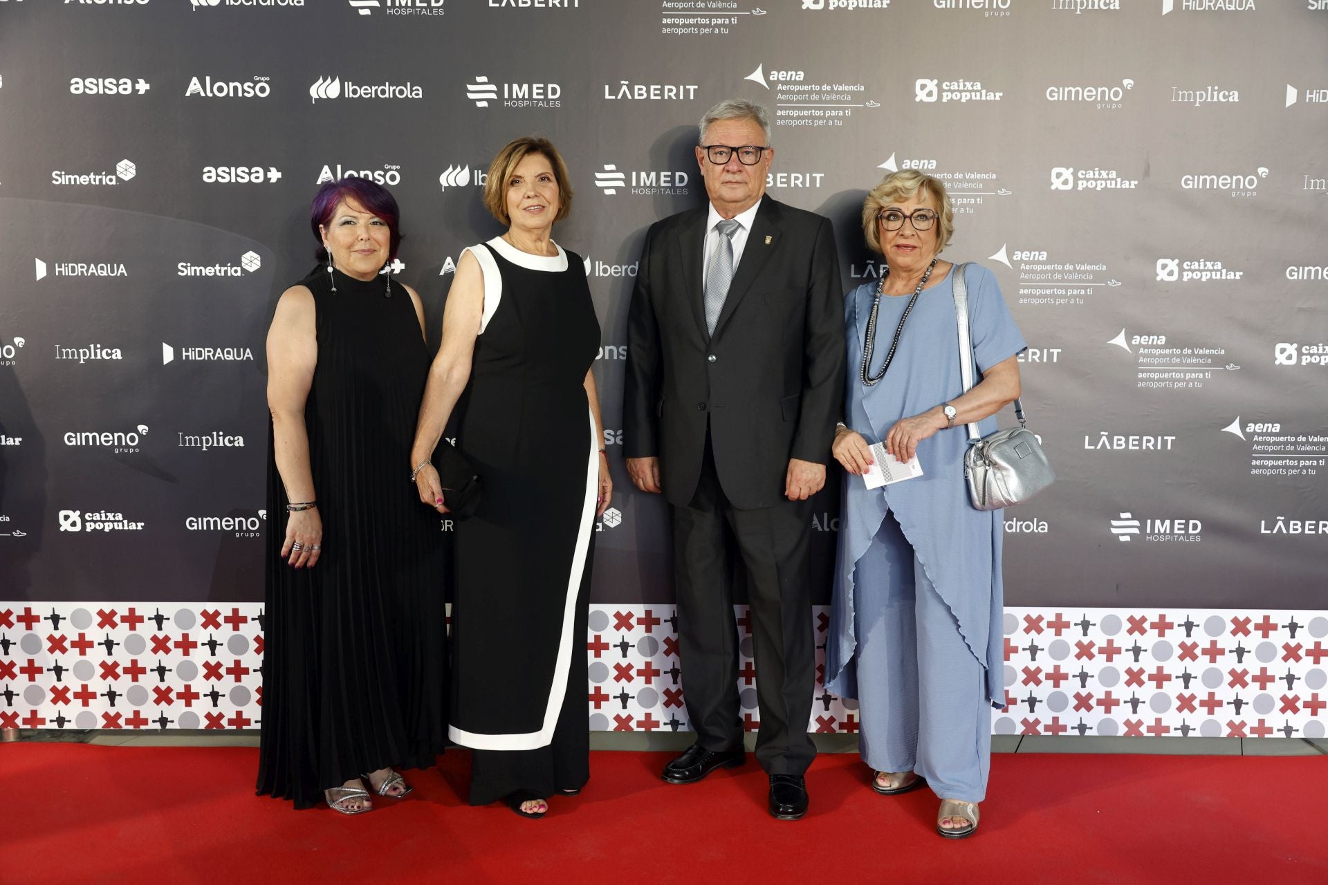 Inmaculada Alcañiz Orrios y Paqui Gallardo Sánchez, concejalas, junto con el alcalde del Ayuntamiento de Alcublas, José Luis Arce Roca, y su esposa, Lola Seller Brú.