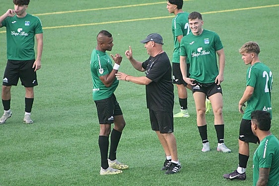 Toni González hablando con Chaca.