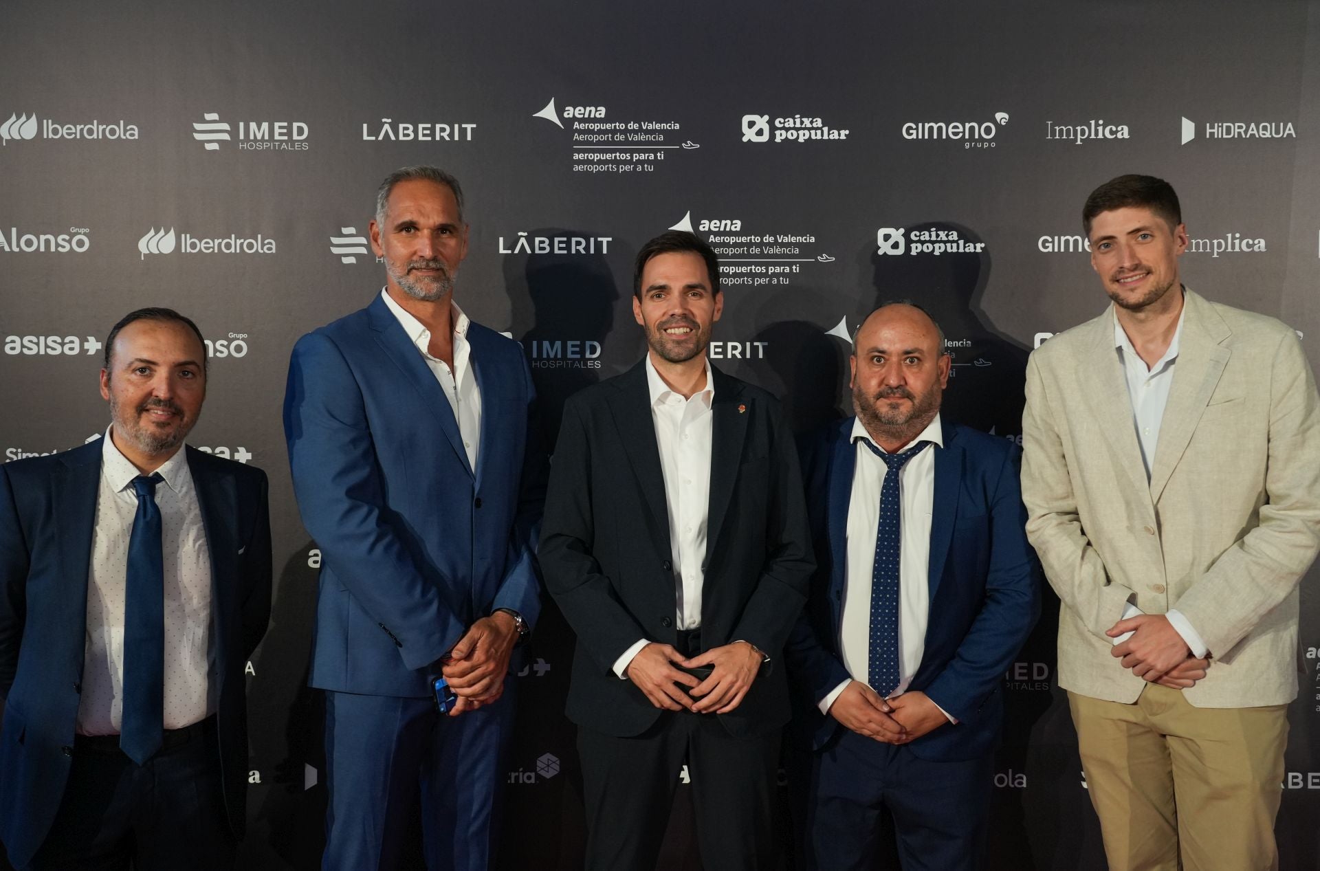 De izquierda a derecha: Pedro Campos, jefe de Deportes de LAS PROVINCIAS; Víctor Luengo, director de relaciones institucionales del Valencia Basket; Enric Carbonell, director general; Juan Carlos Villena, redactor, y Alberto Chilet, director de comunicación.