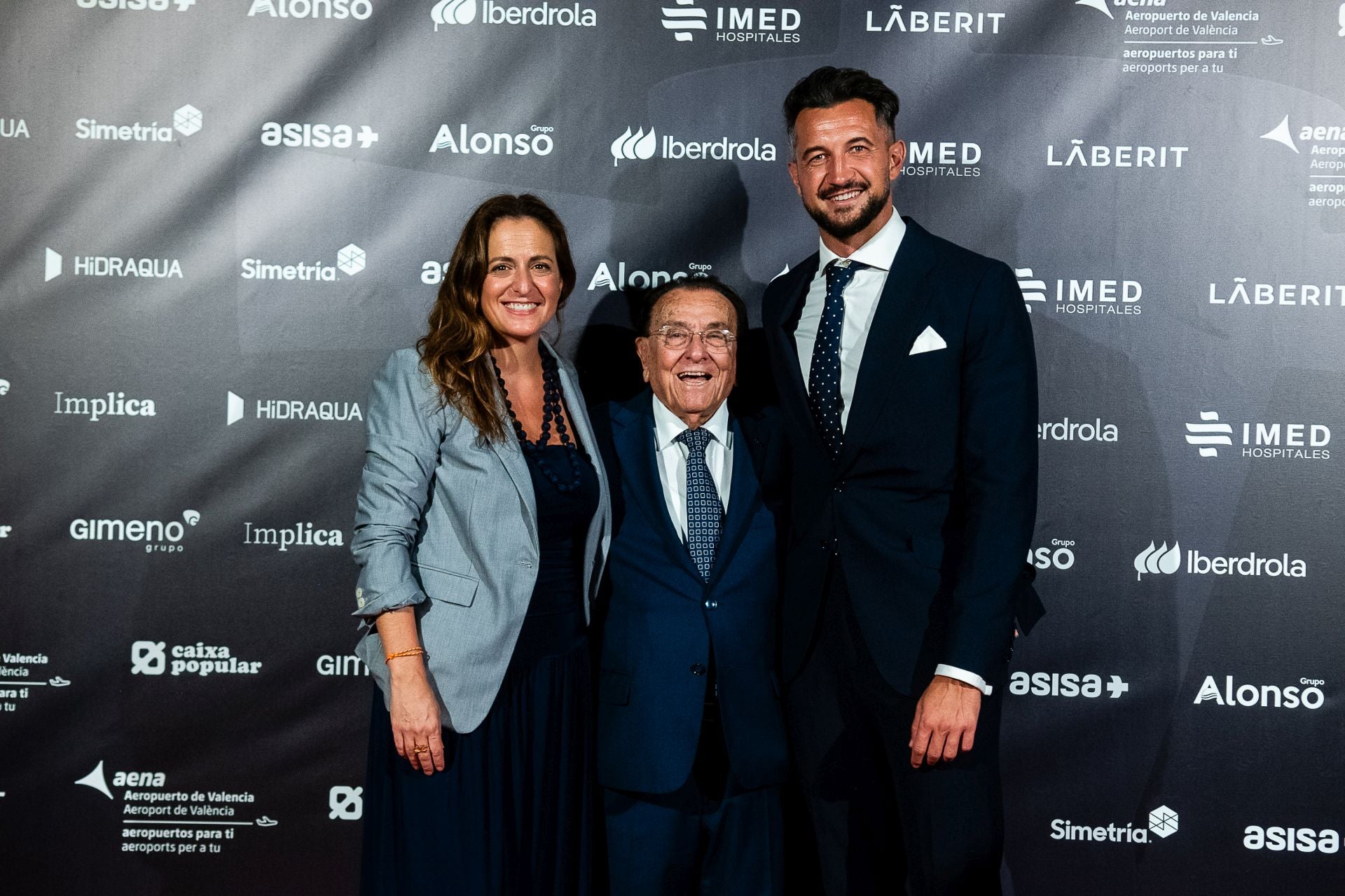 En el centro, Paco Fenollosa, presidente de honor del Levante, acompañado por Puri Naya, directora de comunicación, y Héctor Rodas, secretario técnico del club.