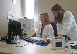 La coordinadora de la Unidad de Tratamiento Integral de la Obesidad de Vall d'Hebron, Andreea Ciudin (i), junto a la nutricionista Marta Comas (d), participantes en un ensayo internacional ha demostrado la eficacia de un nuevo fármaco a la hora de reducir peso en casos de obesidad.