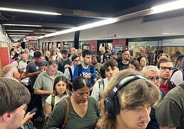 Aglomeración esta mañana en la línea 2 en Ángel Guimerá.