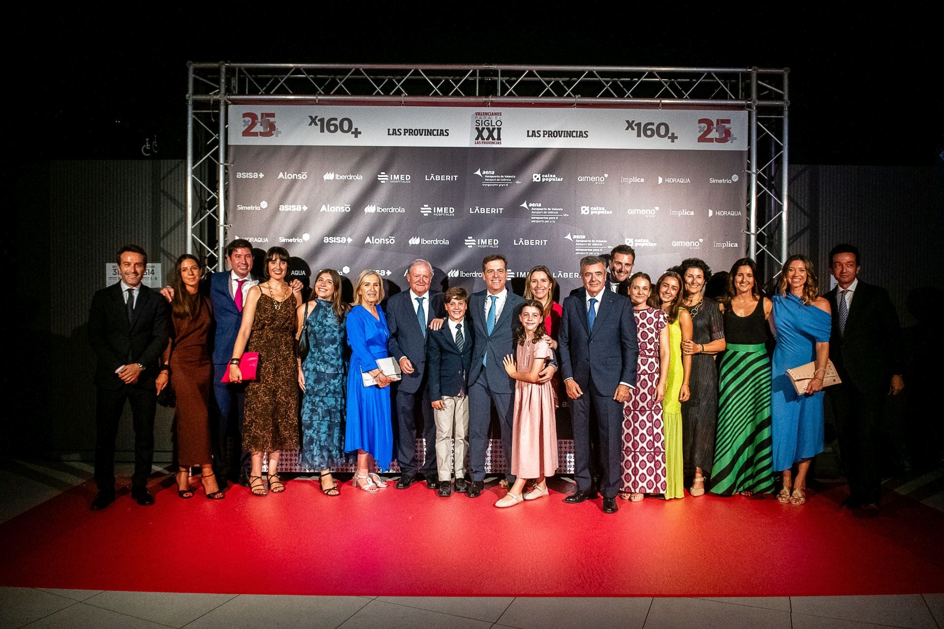 Las familias del actual presidente del consejo de administración de LAS PROVINCIAS, Gonzalo Zarranz, y del anterior presidente, Guillermo Zarranz, posan en la tradicional foto de grupo.