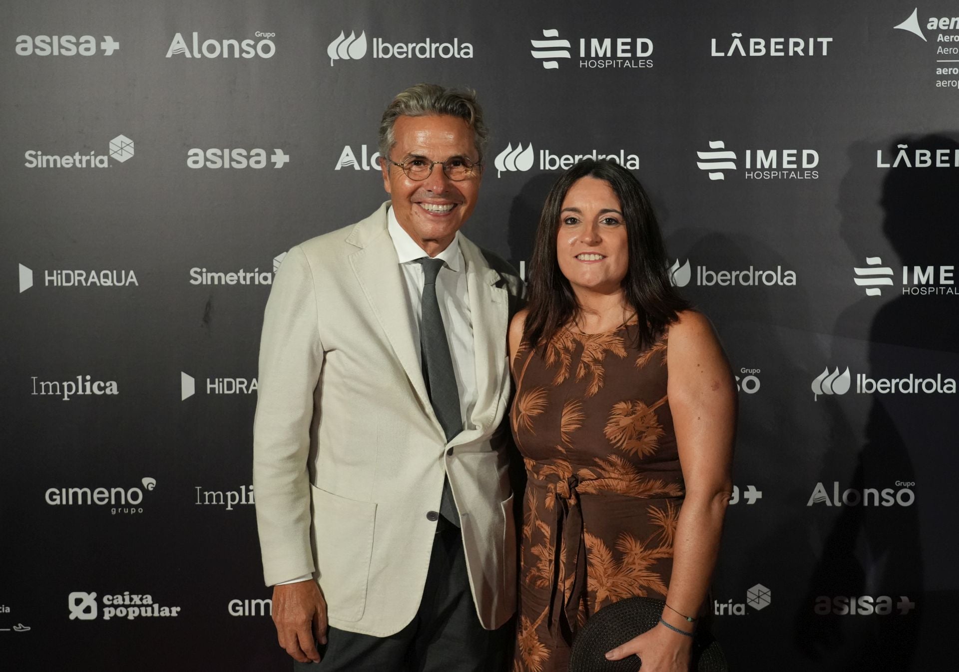 José Domingo Monforte, de Monforte abogados y Carolina Navarro, jefa de prensa.