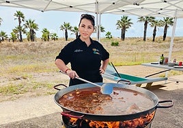 Yolanda Gómez durante el Concurso de paellas de Sueca.