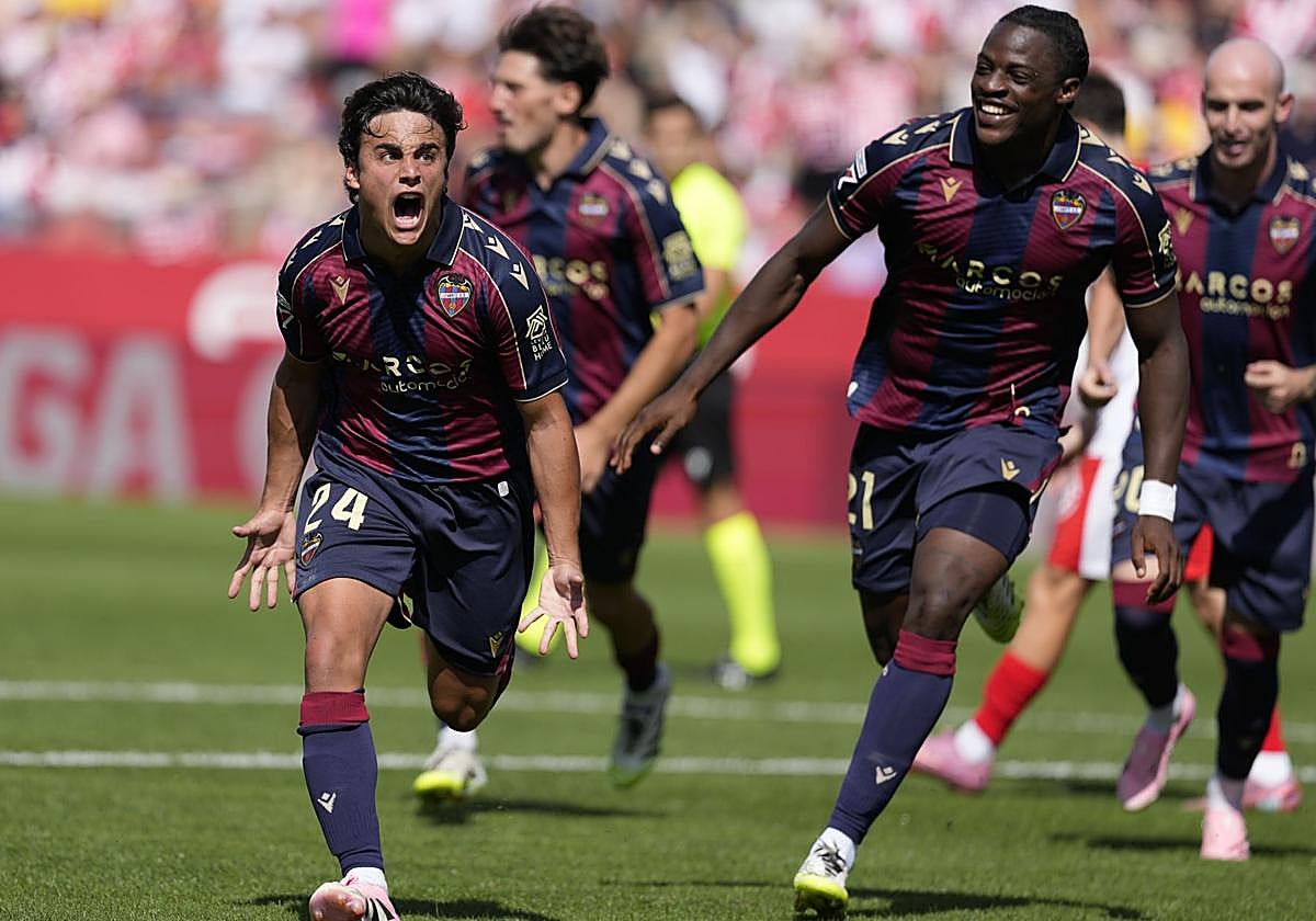 Carlos Álvarez y Etta Eyong, celebrando un gol en Girona.
