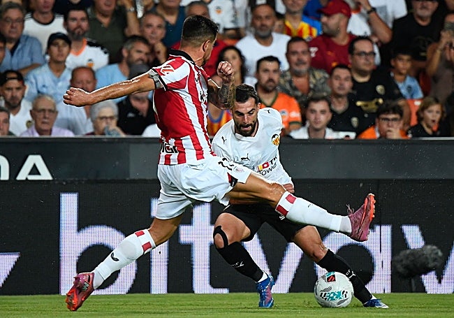 Luis Rioja controla el balón ante la presión de Yuri Berchiche en Mestalla.