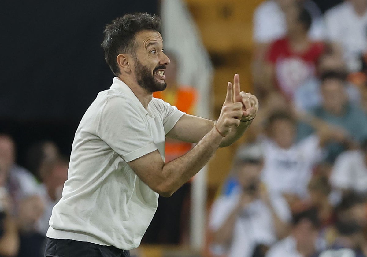 Corberán da indicaciones a sus futbolistas en el partido contra el Athletic en Mestalla.