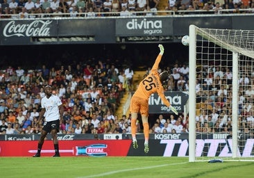 Agirrezabala supera el bache de Barcelona y se luce ante sus compañeros