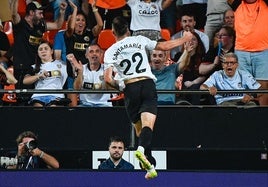Baptiste Santamaría, celebrando su gol con el Valencia.